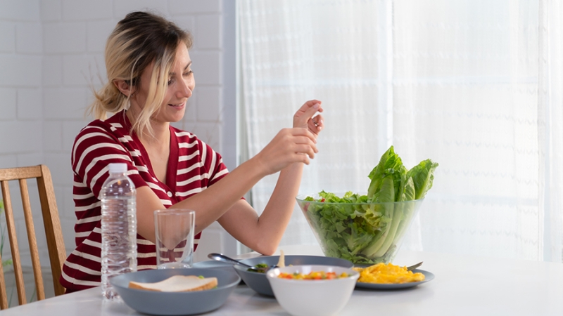 Диетолог перечислил способы борьбы с чувством голода