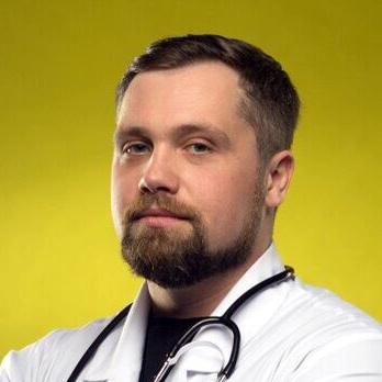 Почему люди пьют БАДы, даже если знают, что это не помогает: разбираемся с диетологом Александром Бурлаковым