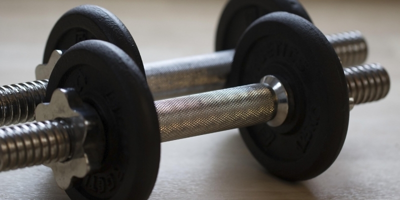 35 упражнений с гантелями для тех, кто хочет прокачать всё тело