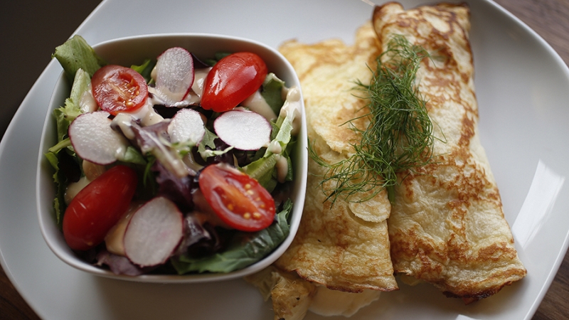 Врач посоветовала на Масленицу есть блины с тушеными овощами и шпинатом