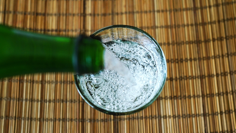 Диетолог объяснила влияние щелочной воды на кислотность желудка