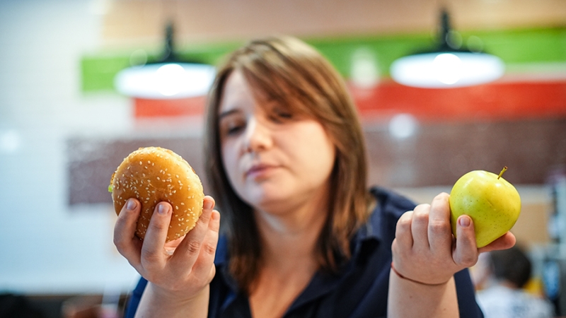 Россияне стали чаще выбирать полезные снеки вместо фастфуда
