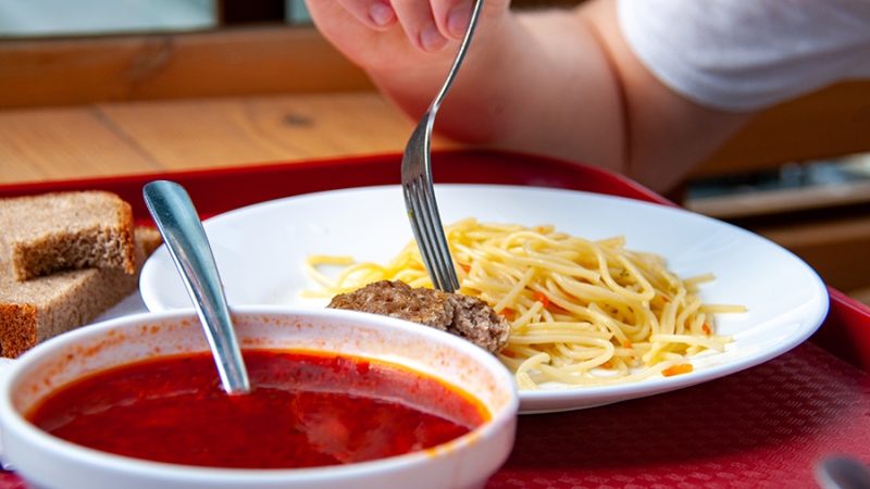 Диетолог предупредила об опасности слишком быстрого обеда