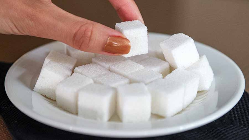 Гастроэнтеролог назвала медленно убивающие организм пять продуктов